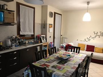 Tavolo, sedie e divano