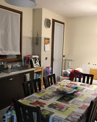 Tavolo, sedie e divano