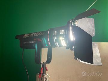 Aputure 300d + aputure fresnel + softbox quantuum