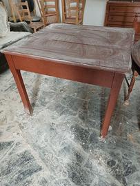 Tavolo in legno quadrato