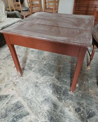 Tavolo in legno quadrato