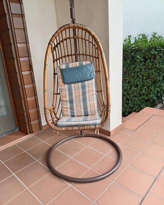 Cesta dondolo in vimini struttura in ferro 