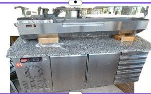 Banco frigo con piano in granito e vetrina refrige