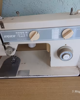 Macchina da cucire vintage Erika con mobile 
