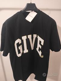 T-Shirt Givenchy varie taglie disponibili.