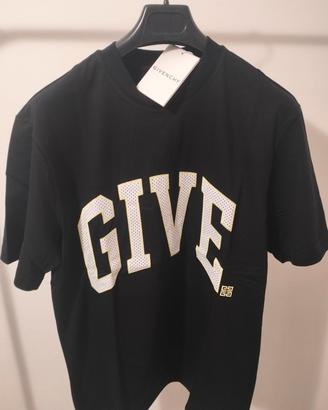 T-Shirt Givenchy varie taglie disponibili.