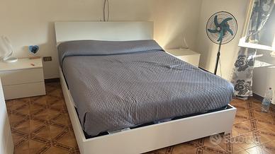 Camera da letto con letto a contenitore