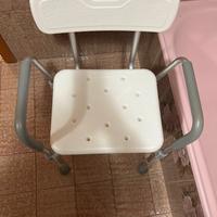 Sedia per doccia con buchi