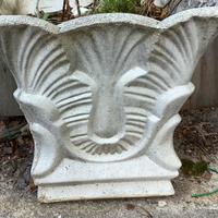 Fioriera da giardino in cemento v bianco decorata.