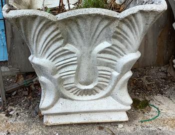 Fioriera da giardino in cemento v bianco decorata.