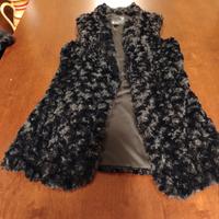 gilet in pelliccia ecologica nera. 