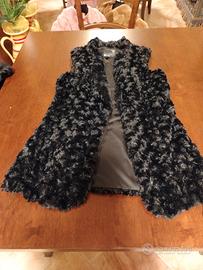 gilet in pelliccia ecologica nera. 