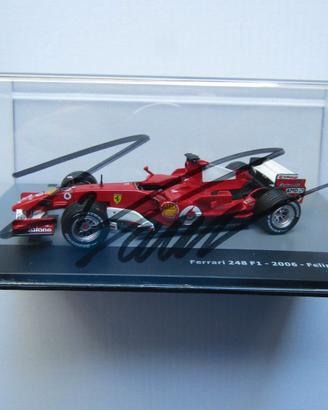 Modellino Ferrari con autografo F.Massa