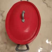 Pentola in metallo di colore rosso