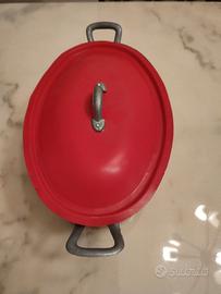 Pentola in metallo di colore rosso