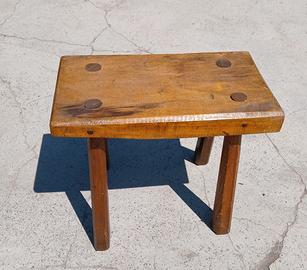Antico sgabello rustico in legno