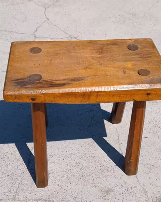 Antico sgabello rustico in legno