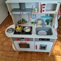 Cucina con accessori