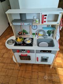 Cucina con accessori