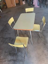 Tavolo vintage in formica con 4 sedie
