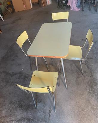 Tavolo vintage in formica con 4 sedie