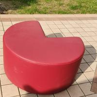 Pouf moderno con seduta curva imbottita