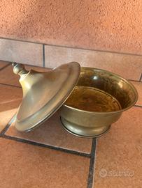 Contenitore vintage in ottone con coperchio