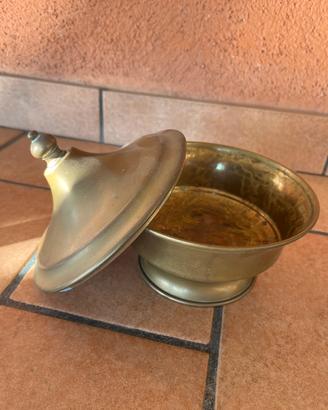 Contenitore vintage in ottone con coperchio