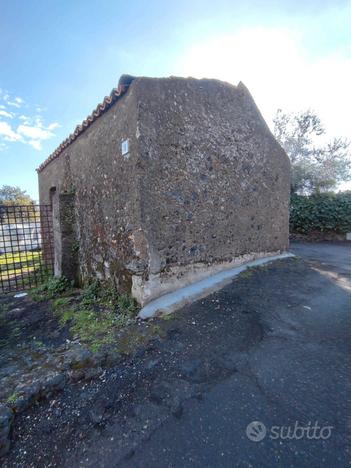 Rustico con terreno San Giovanni La punta