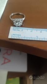 Anello  diamanti a margherita H/VS in oro bianco