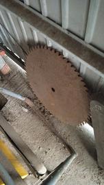 trattore e vari attrezzi agricoli