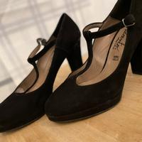 Decolletè con leggera zeppa e cinturino