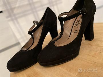 Decolletè con leggera zeppa e cinturino