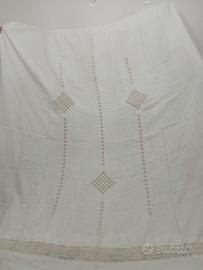 Tenda artigianale ricamata a mano con punto antico