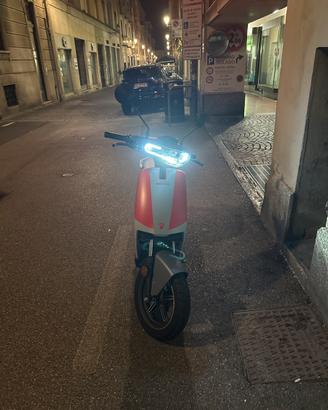 Ducati elettrico 50 CC  modello sporfivo