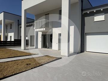 Elegante Porzione Centrale Trifamiliare a Santa Gi