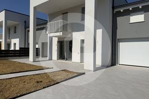 Elegante Porzione Centrale Trifamiliare a Santa Gi
