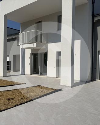 Elegante Porzione Centrale Trifamiliare a Santa Gi