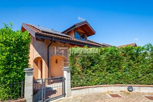 CHIVASSO RECENTE VILLA CON GIARDINO PRIVATO E TAVE