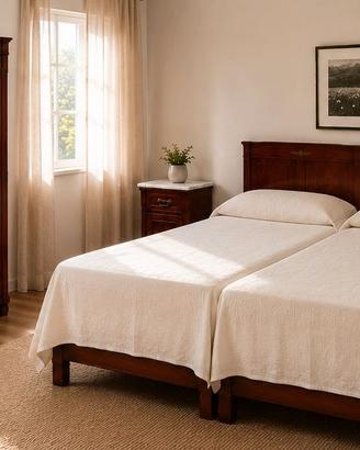 Camera da letto classica in legno massello