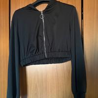 felpa crop nera con cappuccio