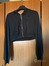 felpa crop nera con cappuccio