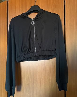 felpa crop nera con cappuccio