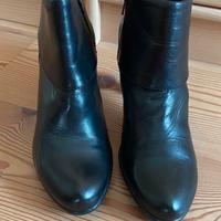 Tronchetto in pelle con tacco