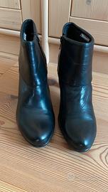 Tronchetto in pelle con tacco