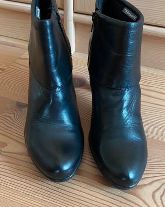 Tronchetto in pelle con tacco