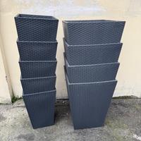 Vasi in plastica neri intrecciati per esterno