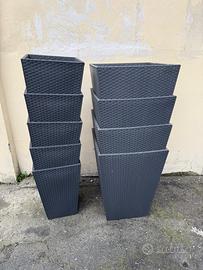 Vasi in plastica neri intrecciati per esterno