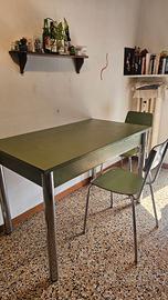Tavolo vintage con 3 sedie e 1 sgabello