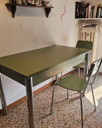 Tavolo vintage con 3 sedie e 1 sgabello